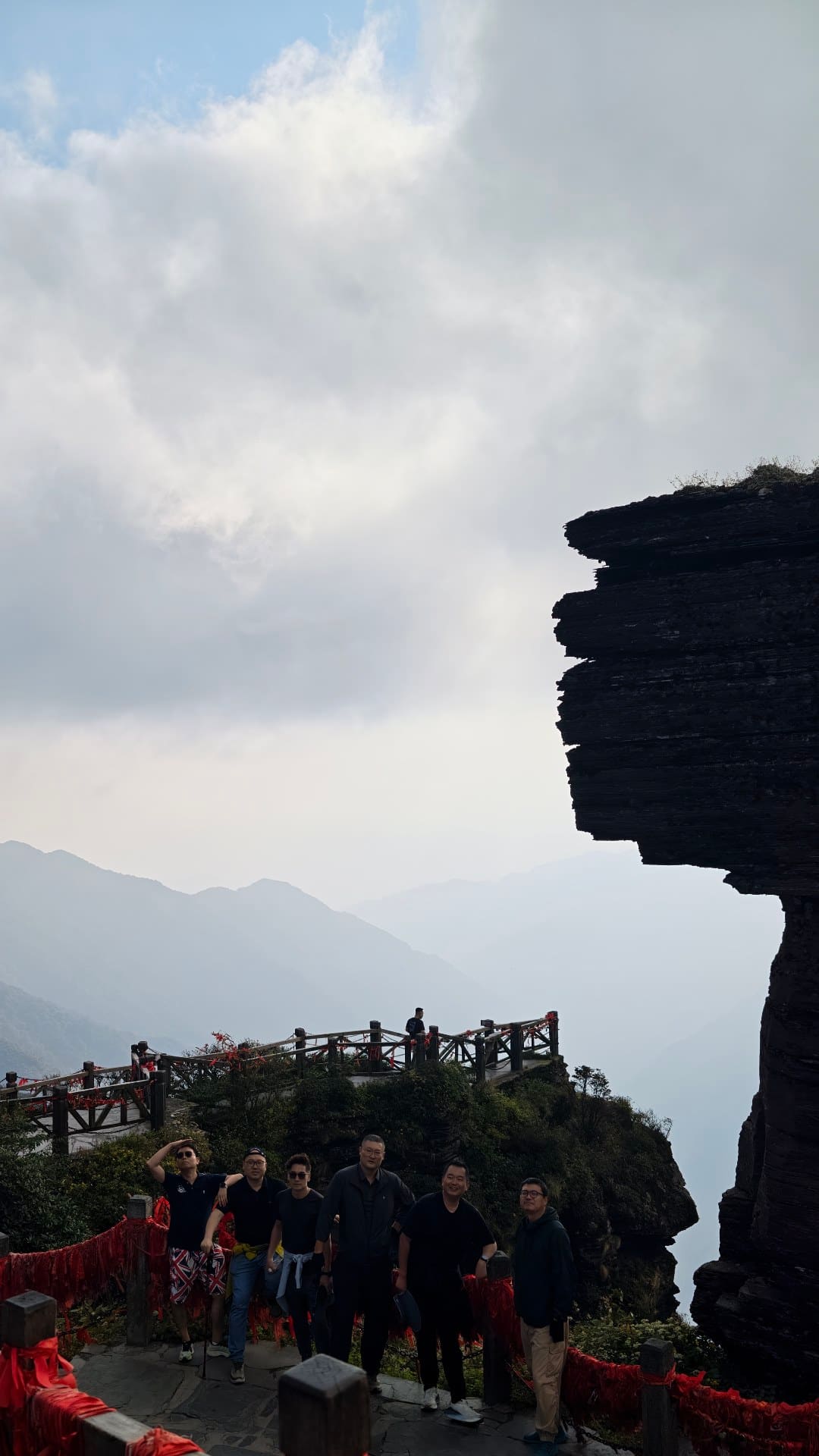 红绸系满山巅